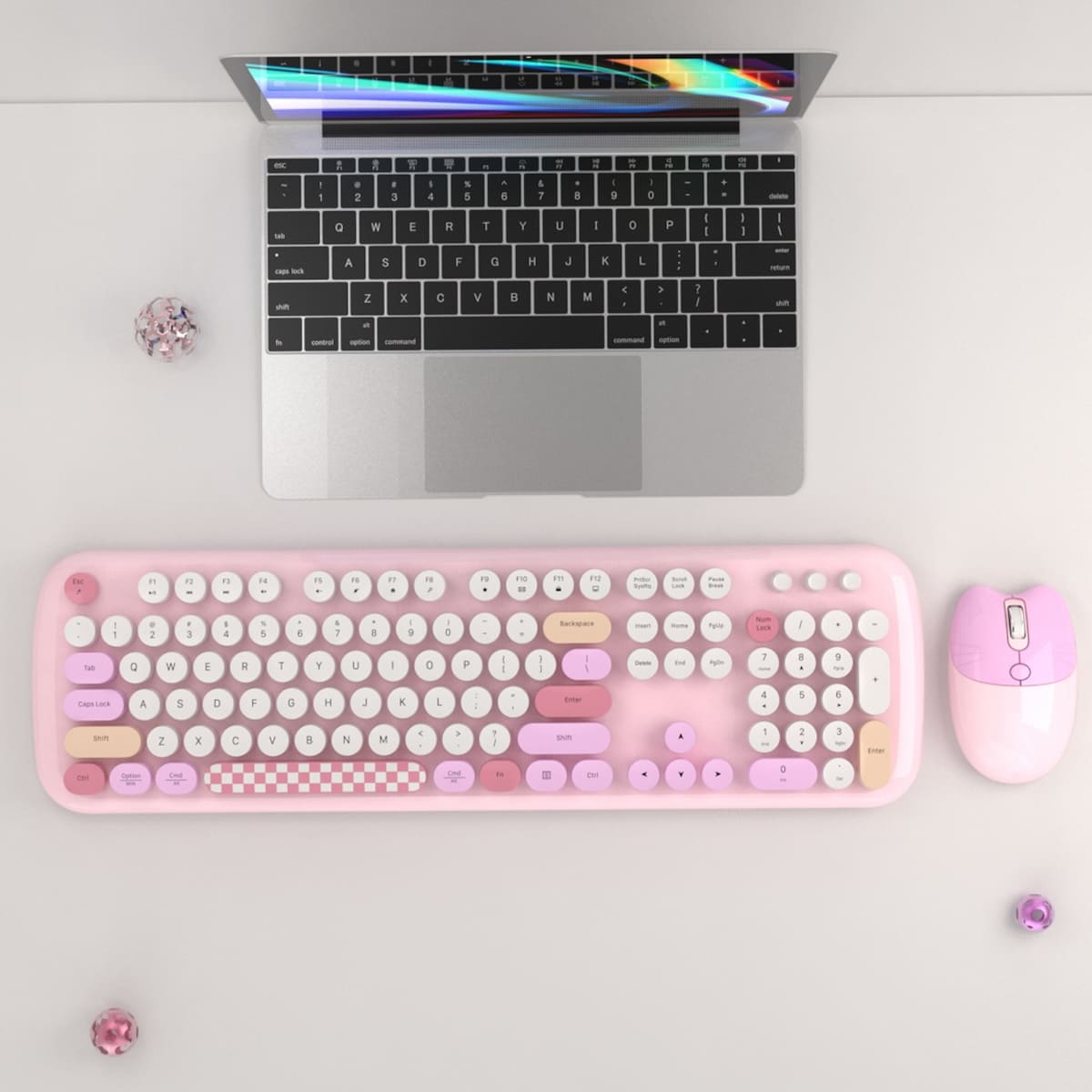 Teclado y ratón inalámbricos modernos y de moda de color rosa