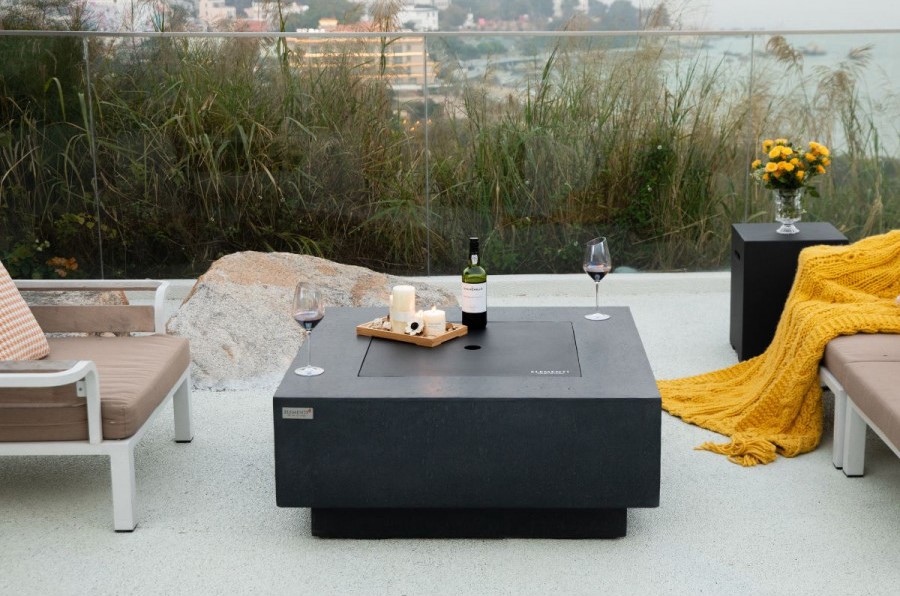 Chimenea de gas en la mesa de centro jardín terraza balcón