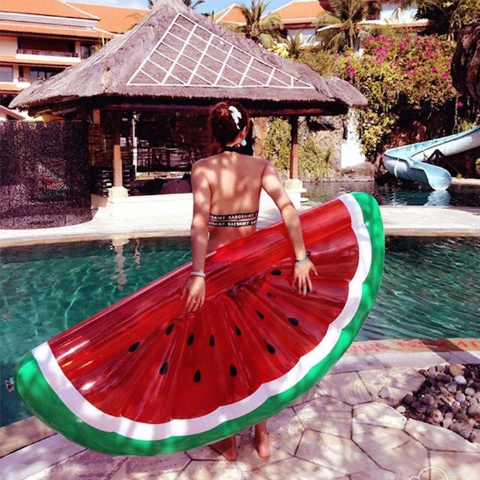 Inflable de sandía en la piscina de agua.