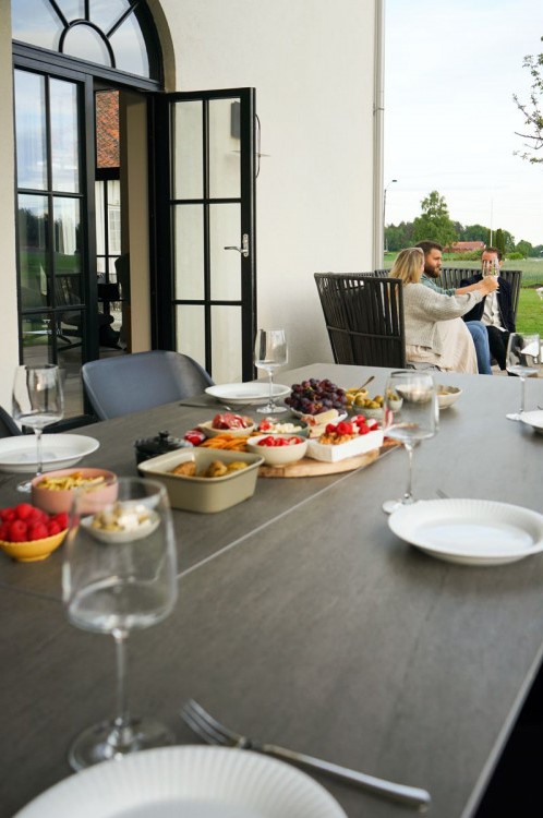 mesa de jardín al aire libre con chimenea incorporada